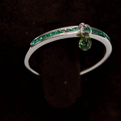 White Gold Half Emerald Eternity Thumb Ring with a Green Tourmaline
18ct white gold with 0.23ct of Green Emerald